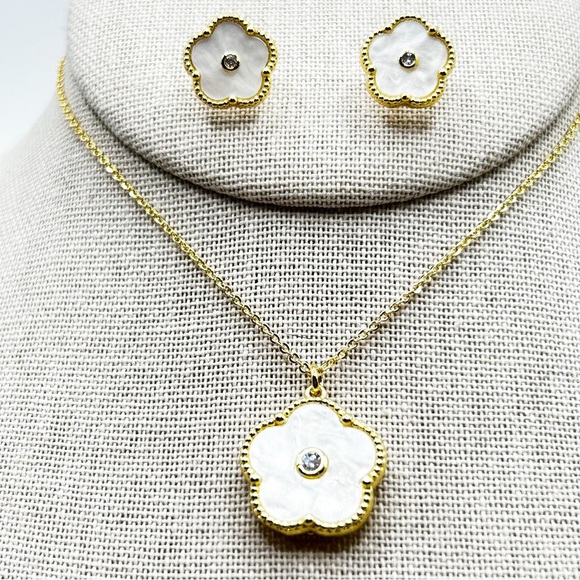 NWOT 18k GP stainless steel aqua colored clover set, necklace is adjus to 18” - Picture 8 of 16